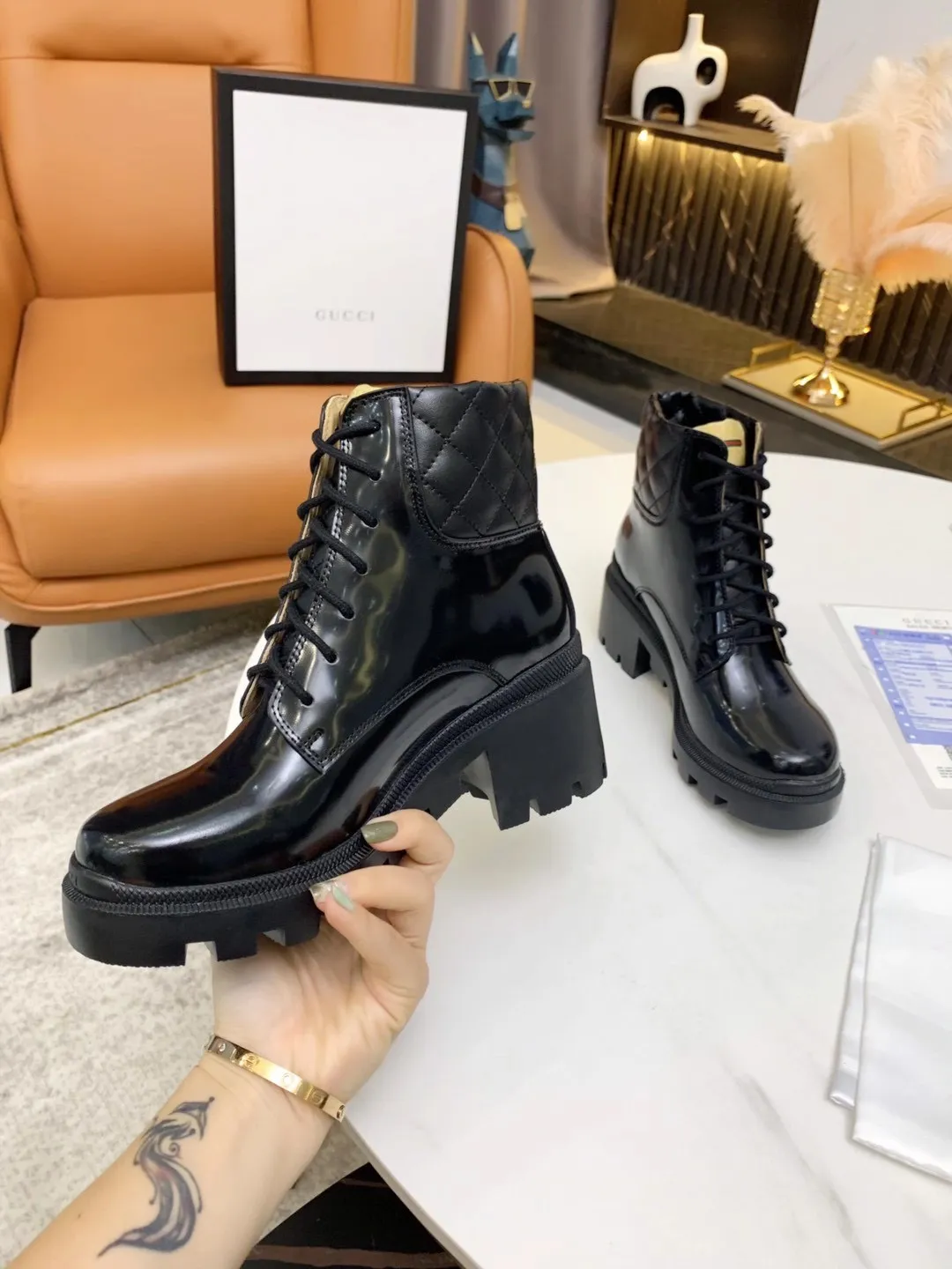 👟👟Ex-factory price 560👟👟 (Electric embroidery on the shoe collar ➕ Oil edge on the upper) The new version of Gucci GUCCI is on sale...🔥 It has a retro British style and is decorated with a LOGO cloth label on the front. Heel height: 6cm Fabric: Imported cowhide, open edge beads, lining/foot pads: upgraded cowhide 🐂 Color: black white open edge beads Code number: 34-40. 34 and 41 42 need to be customized Packaging: Comes with card and cloth bag.